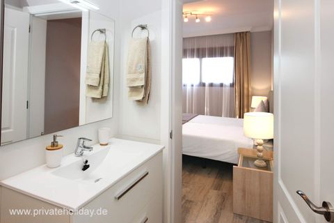 Baño con lavabo y vista al dormitorio – Guía de Isora, Tenerife
