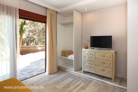 Dormitorio con TV y puerta a la terraza – Guía de Isora, Tenerife