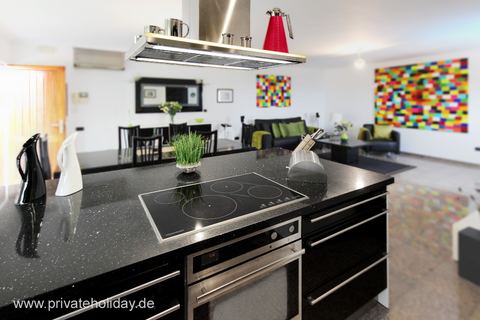 Wyspa kuchenna z płytą i salonem w tle – Alcalá, Tenerife