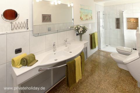 Łazienka z podwójną umywalką i szklaną kabiną prysznicową – Alcalá, Tenerife
