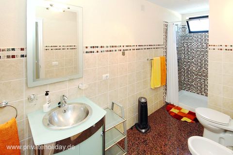 Badkamer met wastafel, spiegel en douche – Alcalá, Teneriffa