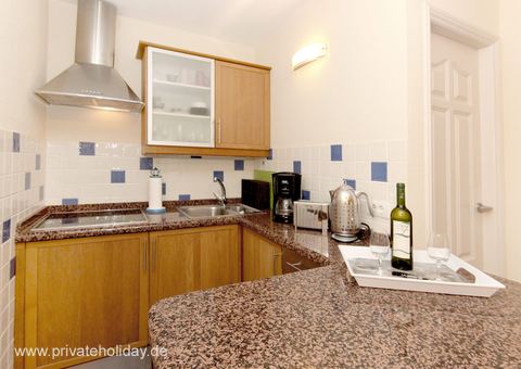Kleine keuken met granieten werkblad en bar – Alcalá, Teneriffa