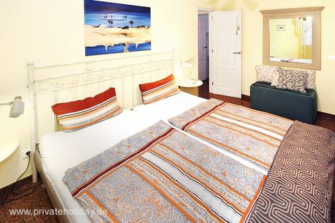 Slaapkamer met tweepersoonsbed en bankje – Alcalá, Teneriffa