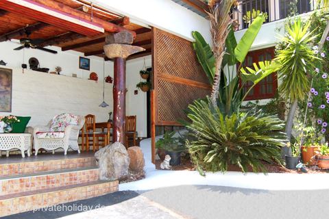 Overdekt terras met planten en zithoek – Alcalá, Teneriffa