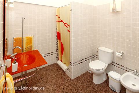 Baño con ducha, lavabo e inodoro – Alcalá, Tenerife
