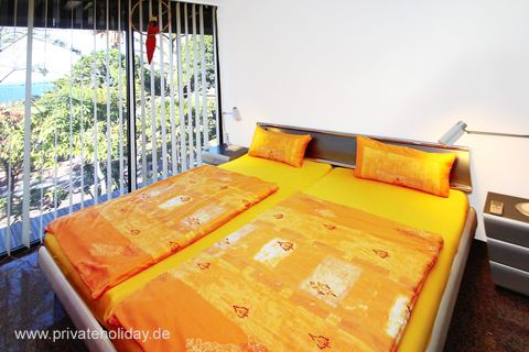 Dormitorio con cama doble y ventanal – Alcalá, Tenerife