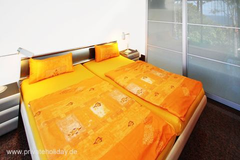 Dormitorio con cama doble y puerta corredera – Alcalá, Tenerife