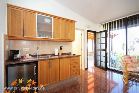 Cocina con armarios de madera y nevera – Alcalá, Tenerife