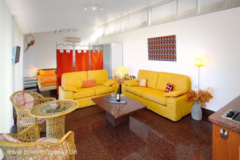 Salón con sofás amarillos y mesa de comedor – Alcalá, Tenerife