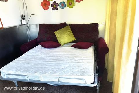 Schlafsofa mit bunten Kissen und Vorhang – Alcalá, Teneriffa