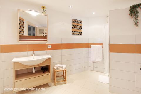 Helles Badezimmer mit Waschtisch und Dusche – Alcalá, Teneriffa
