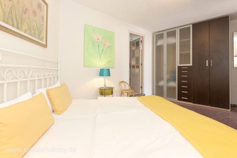 Schlafzimmer mit Doppelbett und Kleiderschrank – Alcalá, Teneriffa