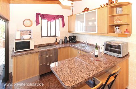 Küche mit Insel und Holzschränken – Alcalá, Teneriffa