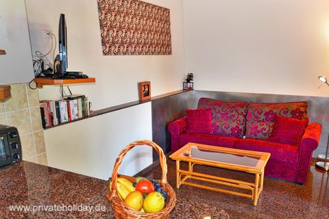 Wohnzimmer mit Sofa und Couchtisch – Alcalá, Teneriffa