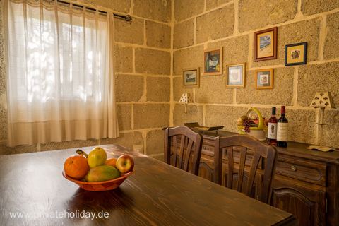 Coin repas avec table en bois et coupe de fruits – Candelaria, Ténérife