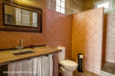 Salle de bain avec lavabo et toilettes – Candelaria, Ténérife