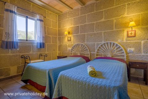 Chambre avec deux lits simples et fenêtre – Candelaria, Ténérife