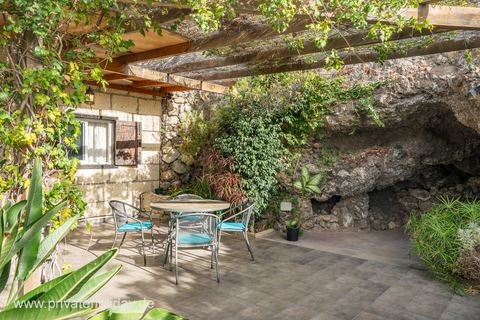 Terrasse couverte avec table et paroi rocheuse – Candelaria, Ténérife