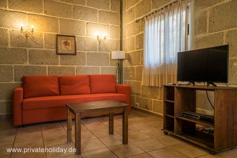 Salon avec canapé rouge et télévision – Candelaria, Ténérife