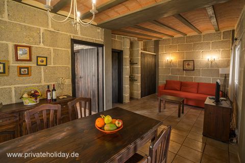 Salon avec canapé rouge et table à manger – Candelaria, Ténérife