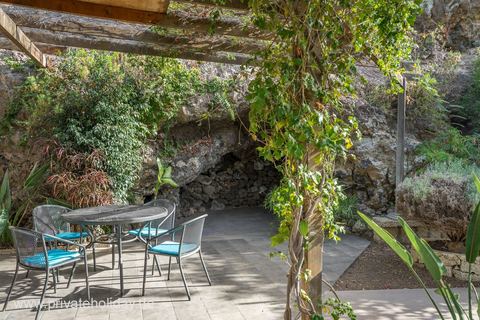 Terrasse avec table et alcôve rocheuse – Candelaria, Ténérife