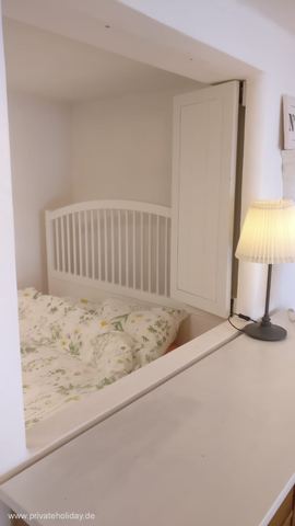 Strefa sypialna z łóżkiem i lampką stołową – Chio, Tenerife