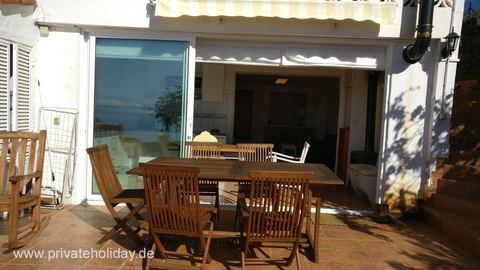 Taras z drewnianym stołem i przesuwnymi drzwiami – Chio, Tenerife