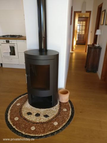 Gang met houtkachel en houten vloer – Chio, Teneriffa