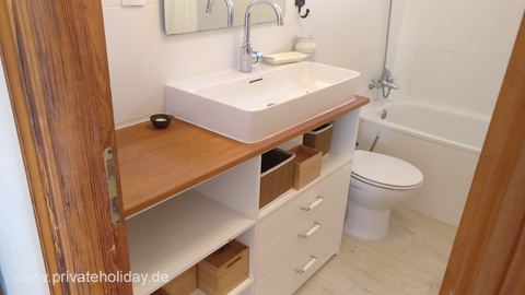 Badkamer met wastafel en badkuip – Chio, Teneriffa