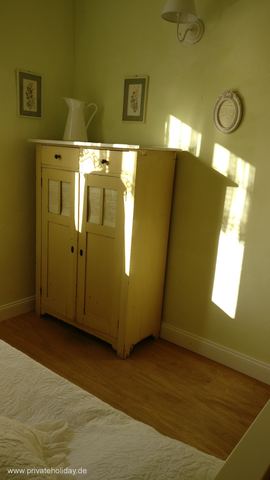 Slaapkamer met dressoir en zonlicht – Chio, Teneriffa