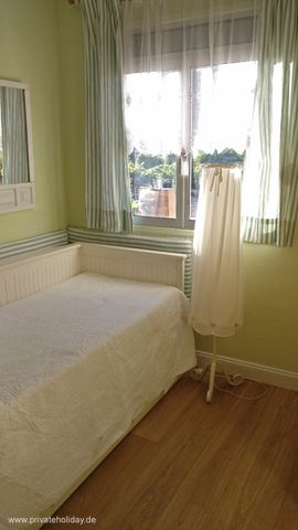 Lichte slaapkamer met eenpersoonsbed en raam – Chio, Teneriffa