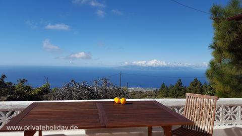 Terrasse mit Holztisch und Meerblick – Chio, Teneriffa
