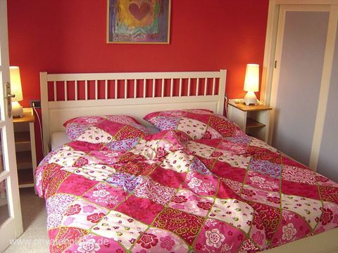 Bedroom with double bed and red wall – Chayofa, Tenerife