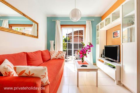 Salon z sofą, telewizorem i wyjściem na taras – Chayofa, Tenerife