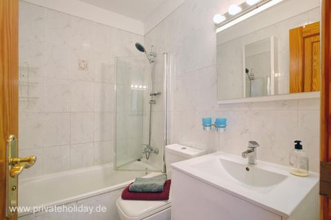 Baño con bañera y ducha de cristal – Chayofa, Tenerife