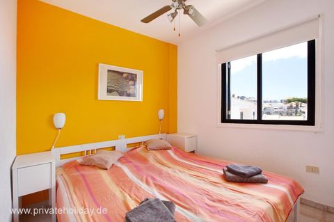 Dormitorio con cama doble y vista a la ventana – Chayofa, Tenerife