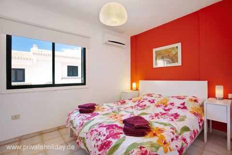Dormitorio con ropa de cama floral y paredes rojas – Chayofa, Tenerife