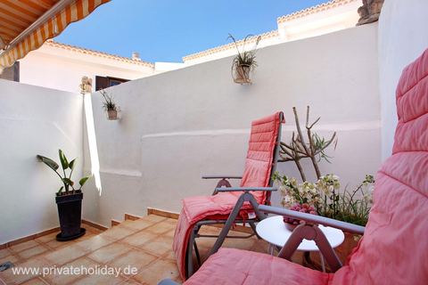 Terraza cubierta con tumbonas y plantas – Chayofa, Tenerife