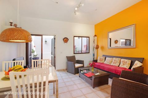 Salón y comedor con puerta a la terraza – Chayofa, Tenerife