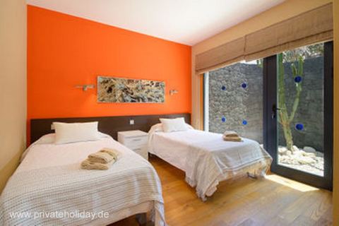 Slaapkamer met twee eenpersoonsbedden en tuindeur – Playa Blanca, Lanzarote