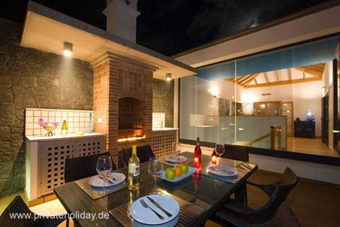 Overdekt terras met eettafel en barbecue – Playa Blanca, Lanzarote