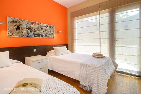 Slaapkamer met twee eenpersoonsbedden en grote ramen – Playa Blanca, Lanzarote
