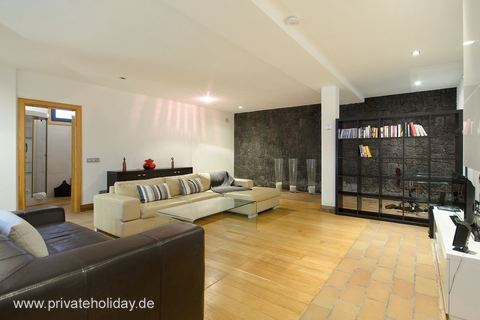 Woonkamer met bank en boekenkast – Playa Blanca, Lanzarote
