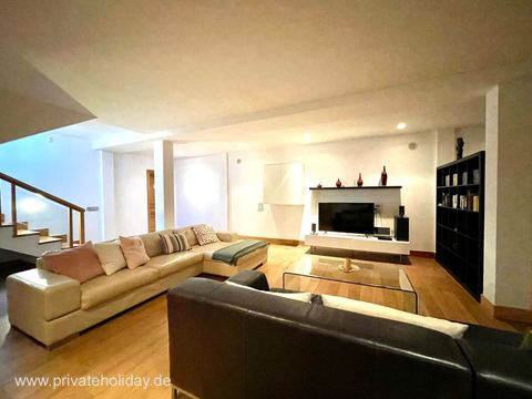 Woonkamer met leren bank en tv-wand – Playa Blanca, Lanzarote