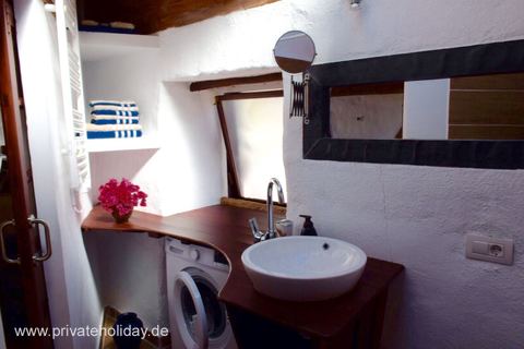 Łazienka z umywalką i pralką – Icod de los Vinos, Tenerife
