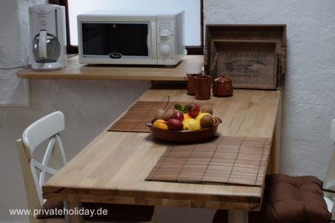 Stół jadalniany z miską owoców i kuchenką mikrofalową – Icod de los Vinos, Tenerife