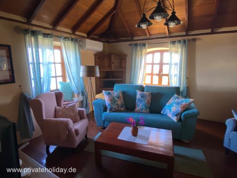 Salon z niebieską sofą i fotelem – El Tanque, Tenerife