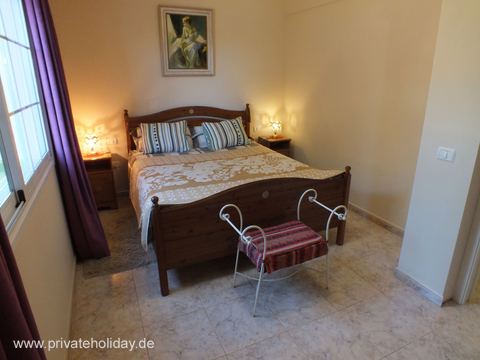 Slaapkamer met houten bed en raam – La Orotava, Teneriffa
