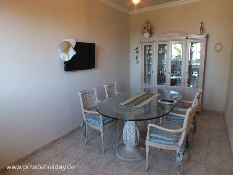 Eetkamer met glazen tafel en vitrinekast – La Orotava, Teneriffa