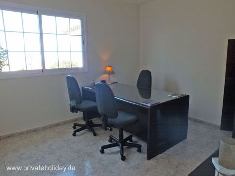 Kantoor met bureau en twee bureaustoelen – La Orotava, Teneriffa